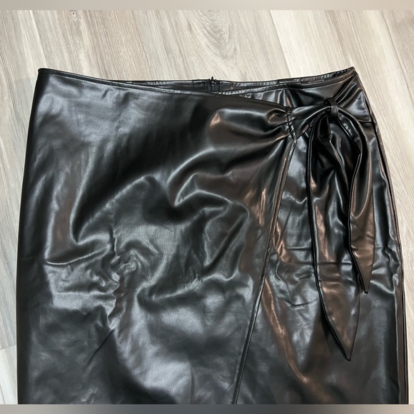Black leather skirt - Picture 3 of 7
